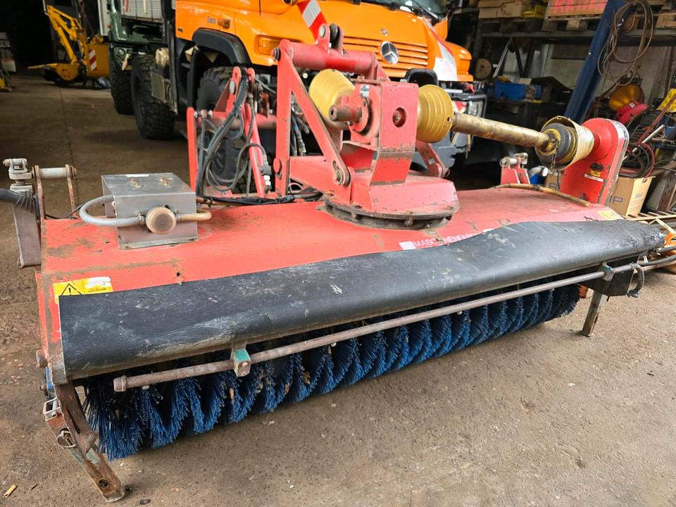 Dücker FKM 210 Kehrmaschine Straßenkehrmaschine Kehrbesen für Unimog 405 424 U 300 400 500 318 423 427 429 430 530 535 527 - Zametač: obrázok 3 Dücker FKM 210 Kehrmaschine Straßenkehrmaschine Kehrbesen für Unimog 405 424 U 300 400 500 318 423 427 429 430 530 535 527 - Zametač: obrázok 3