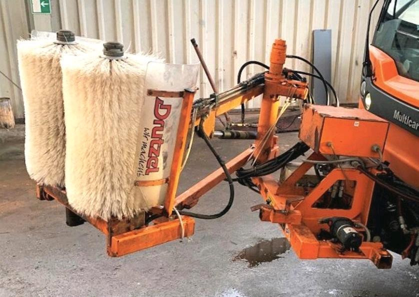 Leitpfostenwaschgerät Drutzel LWG-M-SR Leitpfostenwaschmaschine Schmidt Passend für Multicar Unimog - Zametač: obrázok 1 Leitpfostenwaschgerät Drutzel LWG-M-SR Leitpfostenwaschmaschine Schmidt Passend für Multicar Unimog - Zametač: obrázok 1