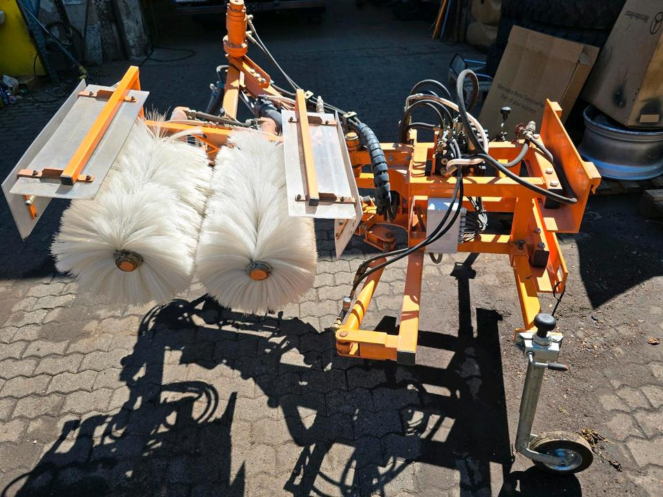 Leitpfostenwaschgerät WV 3-L für Unimog 405/10 405/12 U300 u400 300 500 318 218 423 430 530 Schmidt - Zametač pre Nákladné auto: obrázok 1 Leitpfostenwaschgerät WV 3-L für Unimog 405/10 405/12 U300 u400 300 500 318 218 423 430 530 Schmidt - Zametač pre Nákladné auto: obrázok 1