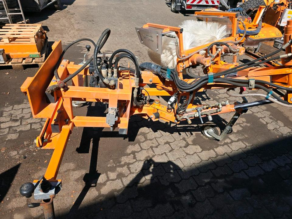 Leitpfostenwaschgerät WV 3-L für Unimog 405/10 405/12 U300 u400 300 500 318 218 423 430 530 Schmidt - Zametač pre Nákladné auto: obrázok 3 Leitpfostenwaschgerät WV 3-L für Unimog 405/10 405/12 U300 u400 300 500 318 218 423 430 530 Schmidt - Zametač pre Nákladné auto: obrázok 3
