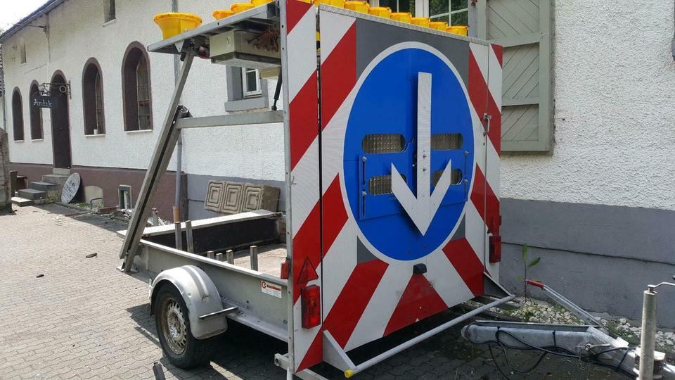 Mersch Absperrtafel Verkehrsleitanhänger VZ615 Verkehrssicherung - Príves: obrázok 1 Mersch Absperrtafel Verkehrsleitanhänger VZ615 Verkehrssicherung - Príves: obrázok 1