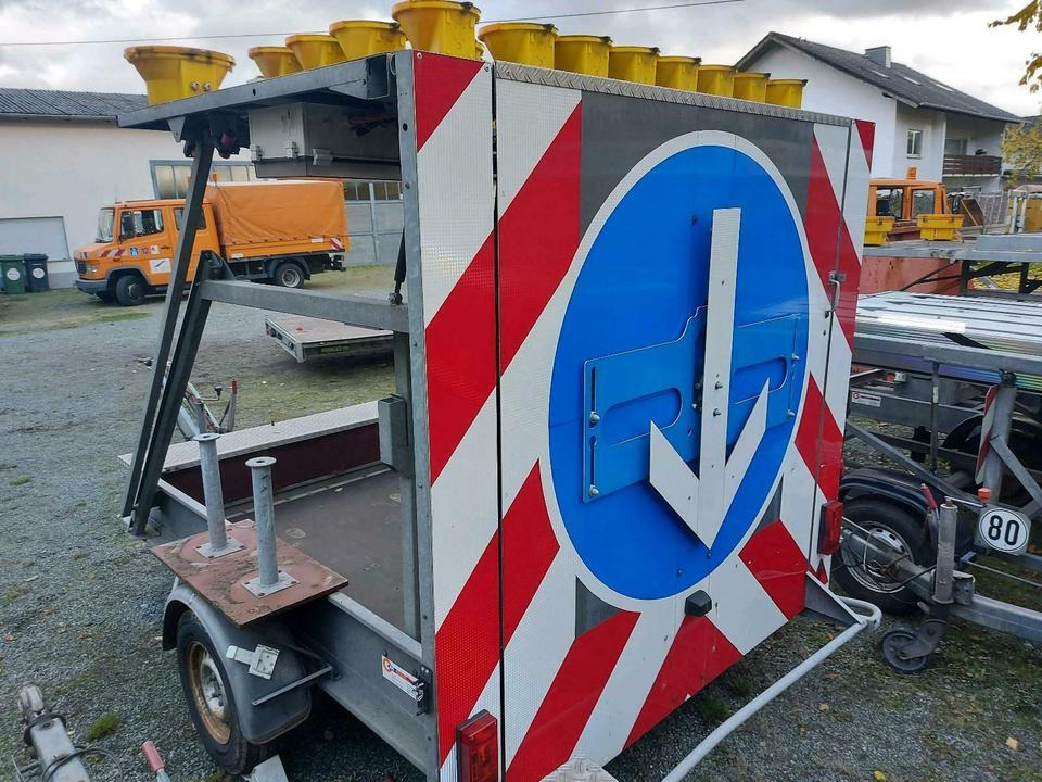 Mersch Absperrtafel Verkehrssicherungsanhänger Leittafel Nissen - Príves: obrázok 1 Mersch Absperrtafel Verkehrssicherungsanhänger Leittafel Nissen - Príves: obrázok 1