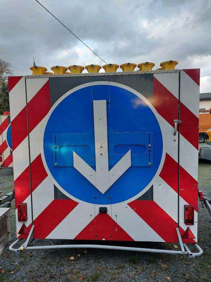 Mersch Absperrtafel Verkehrssicherungsanhänger Leittafel Nissen - Príves: obrázok 2 Mersch Absperrtafel Verkehrssicherungsanhänger Leittafel Nissen - Príves: obrázok 2