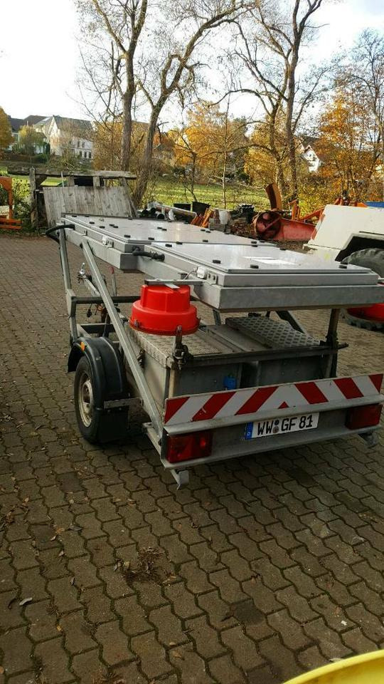 Mersch LED Verkehrsleitanhänger Verkehrsleittafel Nissen Horizont - Príves: obrázok 2 Mersch LED Verkehrsleitanhänger Verkehrsleittafel Nissen Horizont - Príves: obrázok 2