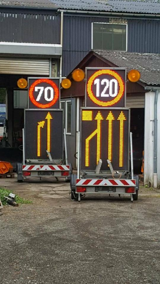 Mersch LED Verkehrsleitanhänger Verkehrsleittafel Nissen Horizont - Príves: obrázok 1 Mersch LED Verkehrsleitanhänger Verkehrsleittafel Nissen Horizont - Príves: obrázok 1