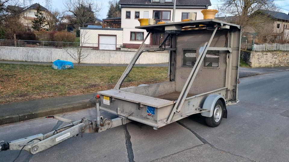 Mersch Nissen LED Absperrtafel VZ616 Verkehrssicherung Vorwarner Vorwarntafel Verkehrsleittafel Verkehrsleitanhänger Verkehrssicherungsanhänger Sperrwand Sperrtafel - Príves: obrázok 2 Mersch Nissen LED Absperrtafel VZ616 Verkehrssicherung Vorwarner Vorwarntafel Verkehrsleittafel Verkehrsleitanhänger Verkehrssicherungsanhänger Sperrwand Sperrtafel - Príves: obrázok 2
