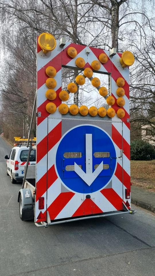 Mersch Nissen LED Absperrtafel VZ616 Verkehrssicherung Vorwarner Vorwarntafel Verkehrsleittafel Verkehrsleitanhänger Verkehrssicherungsanhänger Sperrwand Sperrtafel - Príves: obrázok 5 Mersch Nissen LED Absperrtafel VZ616 Verkehrssicherung Vorwarner Vorwarntafel Verkehrsleittafel Verkehrsleitanhänger Verkehrssicherungsanhänger Sperrwand Sperrtafel - Príves: obrázok 5