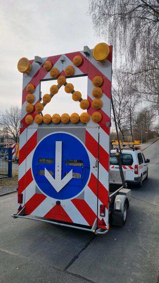 Mersch Nissen LED Absperrtafel VZ616 Verkehrssicherung Vorwarner Vorwarntafel Verkehrsleittafel Verkehrsleitanhänger Verkehrssicherungsanhänger Sperrwand Sperrtafel - Príves: obrázok 4 Mersch Nissen LED Absperrtafel VZ616 Verkehrssicherung Vorwarner Vorwarntafel Verkehrsleittafel Verkehrsleitanhänger Verkehrssicherungsanhänger Sperrwand Sperrtafel - Príves: obrázok 4