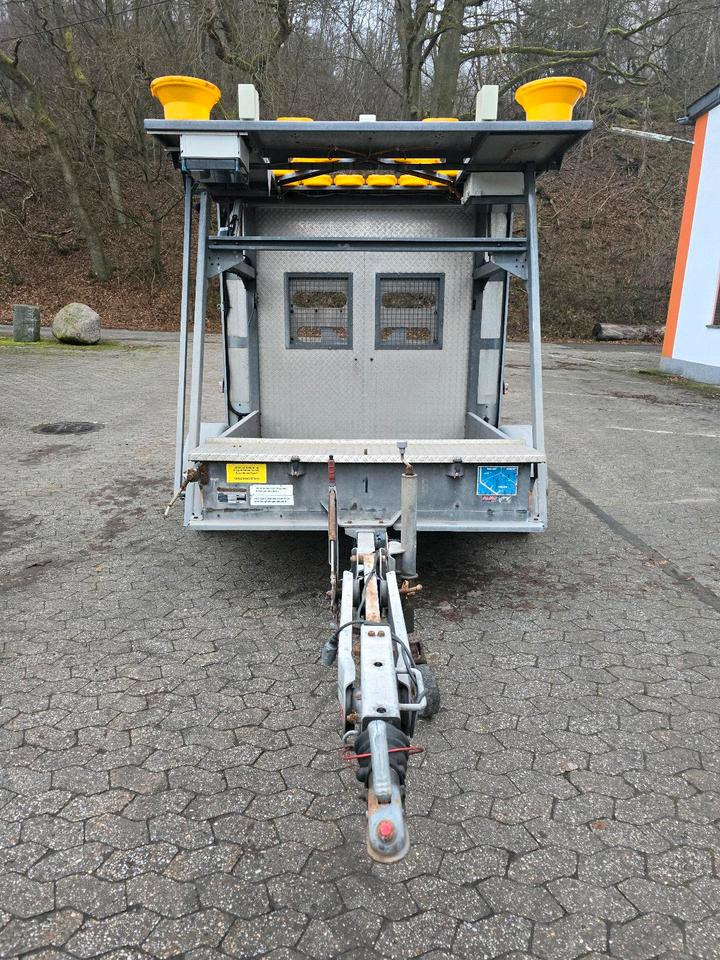 Nissen Mersch LED Absperrtafel FAT Sperrwand Fahrbare Verkehrsleitanhänger Verkehrssicherungsanhänger Verkehrsleittafel Verkehrssicherung Baustellenabsicherung - Príves: obrázok 5 Nissen Mersch LED Absperrtafel FAT Sperrwand Fahrbare Verkehrsleitanhänger Verkehrssicherungsanhänger Verkehrsleittafel Verkehrssicherung Baustellenabsicherung - Príves: obrázok 5