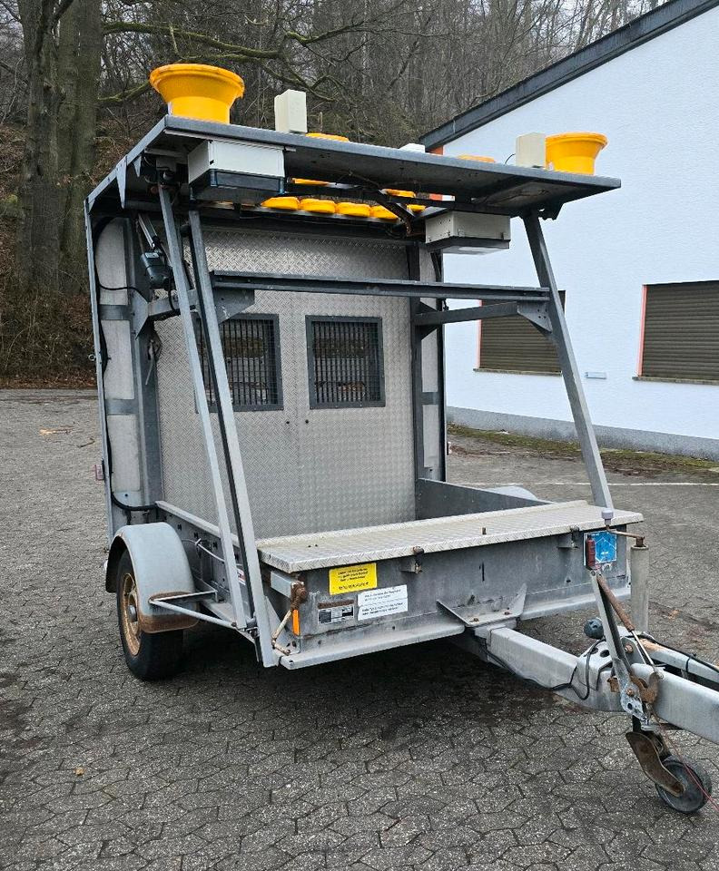 Nissen Mersch LED Absperrtafel FAT Sperrwand Fahrbare Verkehrsleitanhänger Verkehrssicherungsanhänger Verkehrsleittafel Verkehrssicherung Baustellenabsicherung - Príves: obrázok 2 Nissen Mersch LED Absperrtafel FAT Sperrwand Fahrbare Verkehrsleitanhänger Verkehrssicherungsanhänger Verkehrsleittafel Verkehrssicherung Baustellenabsicherung - Príves: obrázok 2
