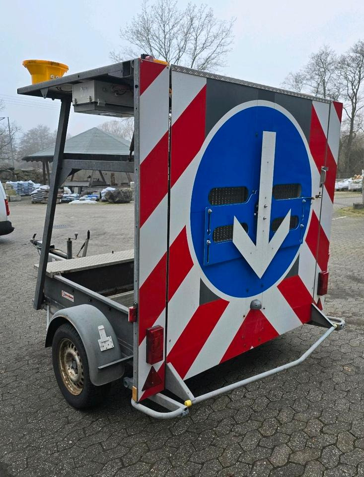 Nissen Mersch LED Absperrtafel FAT Sperrwand Fahrbare Verkehrsleitanhänger Verkehrssicherungsanhänger Verkehrsleittafel Verkehrssicherung Baustellenabsicherung - Príves: obrázok 4 Nissen Mersch LED Absperrtafel FAT Sperrwand Fahrbare Verkehrsleitanhänger Verkehrssicherungsanhänger Verkehrsleittafel Verkehrssicherung Baustellenabsicherung - Príves: obrázok 4