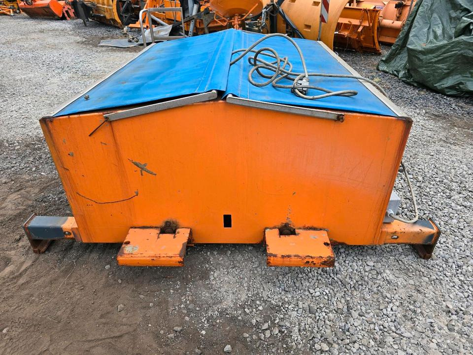 Salzstreuer Gmeiner STA 2000 C für Unimog UGN UGE 424 427 405 U300 U 300 400 500 MERCEDES-BENZ 218 219 318 323 423 427 327 430 429 430 435 Salzsilo Streuautomat Winterdienst - Rozmetač piesku/ Soli: obrázok 5 Salzstreuer Gmeiner STA 2000 C für Unimog UGN UGE 424 427 405 U300 U 300 400 500 MERCEDES-BENZ 218 219 318 323 423 427 327 430 429 430 435 Salzsilo Streuautomat Winterdienst - Rozmetač piesku/ Soli: obrázok 5