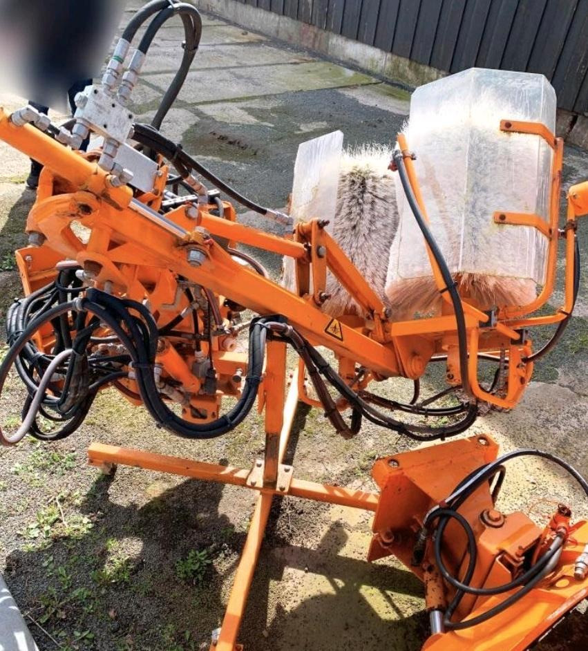 Schmidt RPS-H Leitpfostenwaschgerät für Unimog 405/10 405/12 U400 300 400 500 UGN UGE Mulag Mercedes-Benz 318 218 423 427 429 430 - Zametač: obrázok 1 Schmidt RPS-H Leitpfostenwaschgerät für Unimog 405/10 405/12 U400 300 400 500 UGN UGE Mulag Mercedes-Benz 318 218 423 427 429 430 - Zametač: obrázok 1