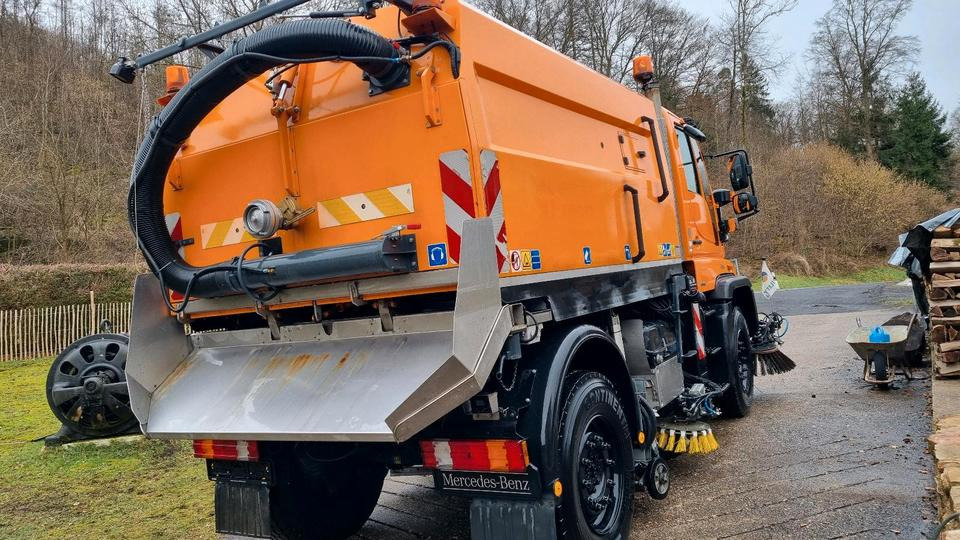 Unimog 9400km U400 405 Kehrmaschine SK 370 Schmidt Mercedes Benz Variopilot Kehraufbau Hydrostat 2011 Bluetec 5 - Zametacie vozidlo: obrázok 4 Unimog 9400km U400 405 Kehrmaschine SK 370 Schmidt Mercedes Benz Variopilot Kehraufbau Hydrostat 2011 Bluetec 5 - Zametacie vozidlo: obrázok 4