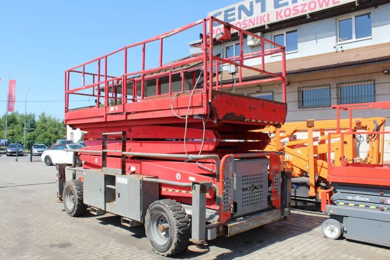 Podnośnik nożycowy 4x4 spalinowy 17 m Skyjack SJ9250 - Samohybná plošiny: obrázok 2 Podnośnik nożycowy 4x4 spalinowy 17 m Skyjack SJ9250 - Samohybná plošiny: obrázok 2