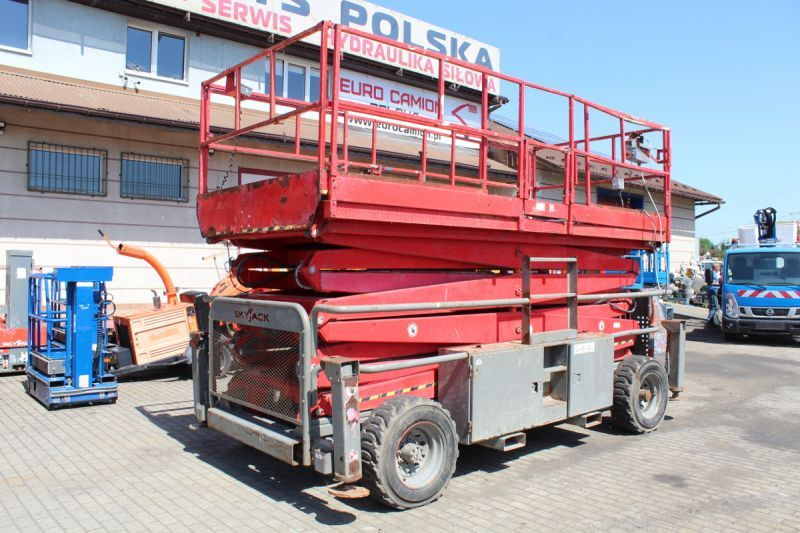 Podnośnik nożycowy 4x4 spalinowy 17 m Skyjack SJ9250 - Samohybná plošiny: obrázok 1 Podnośnik nożycowy 4x4 spalinowy 17 m Skyjack SJ9250 - Samohybná plošiny: obrázok 1