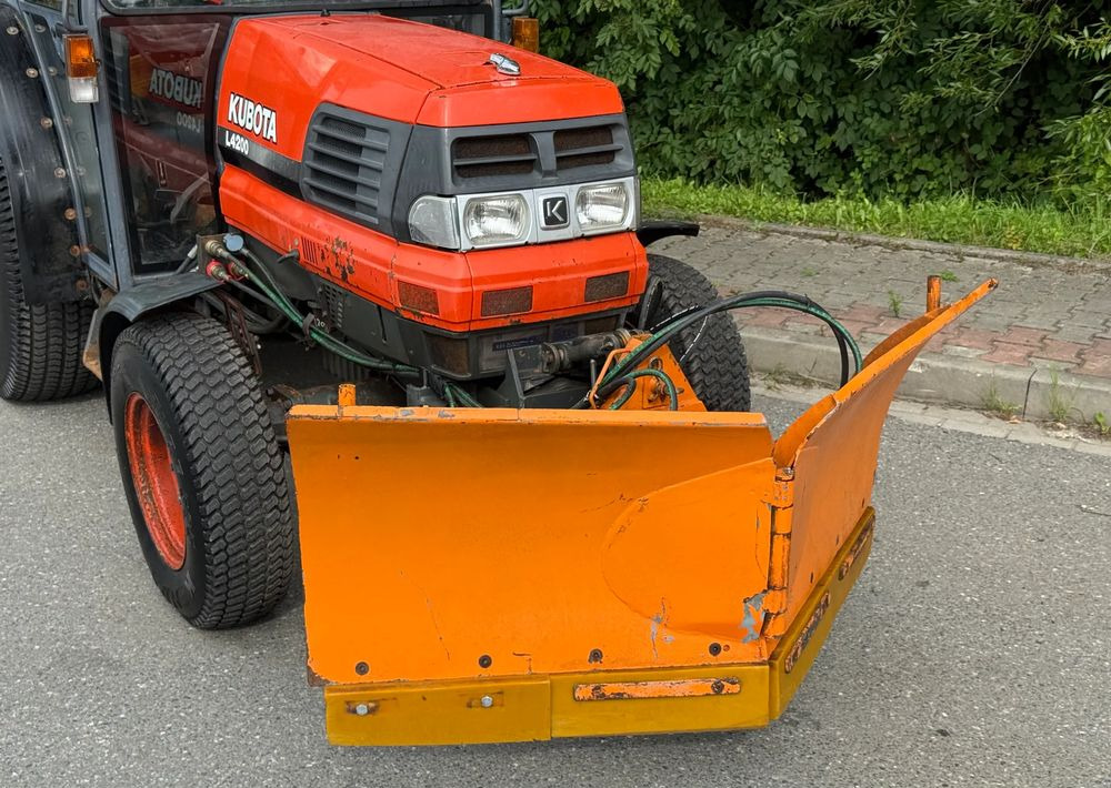 Kubota * Traktor KUBOTA L4200 * 4x4 * Pług Piaskarka * Wałek Przód Tył * Sprowadzony* Zimowe Utrzymanie - Traktor: obrázok 3 Kubota * Traktor KUBOTA L4200 * 4x4 * Pług Piaskarka * Wałek Przód Tył * Sprowadzony* Zimowe Utrzymanie - Traktor: obrázok 3
