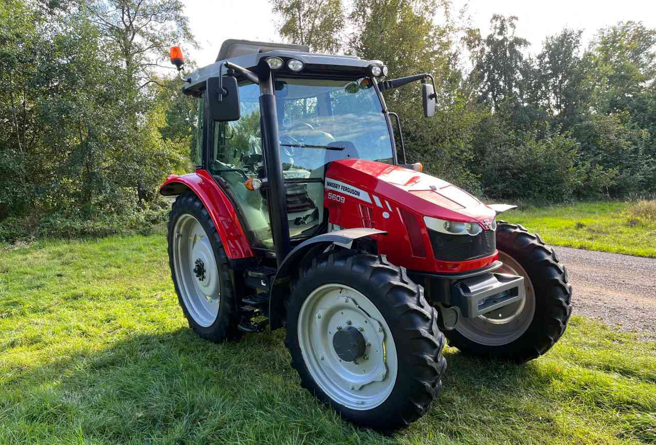 Massey Ferguson 5609 Dyna-4 Essential - Traktor: obrázok 2 Massey Ferguson 5609 Dyna-4 Essential - Traktor: obrázok 2
