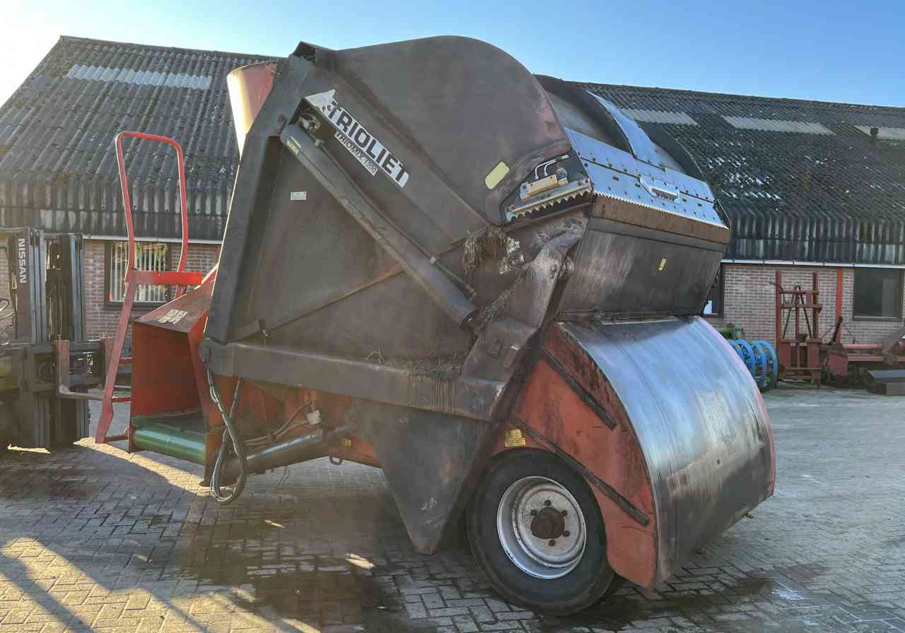 Trioliet Triomix 1200 zelfladende voermengwagen voermachines - Kŕmny voz: obrázok 4 Trioliet Triomix 1200 zelfladende voermengwagen voermachines - Kŕmny voz: obrázok 4