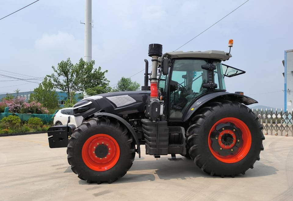 NEW MAXUS 260 HP 4x4 Tractor Warranty up to 10 YEARS НОВИЙ MAXUS 260 К.с. Трактор 4x4 Гарантія до 10 РОКІВ NOWY MAXUS 260 KM Ciągnik 4x4 Gwarancja do 10 LAT - Traktor: obrázok 1 NEW MAXUS 260 HP 4x4 Tractor Warranty up to 10 YEARS НОВИЙ MAXUS 260 К.с. Трактор 4x4 Гарантія до 10 РОКІВ NOWY MAXUS 260 KM Ciągnik 4x4 Gwarancja do 10 LAT - Traktor: obrázok 1