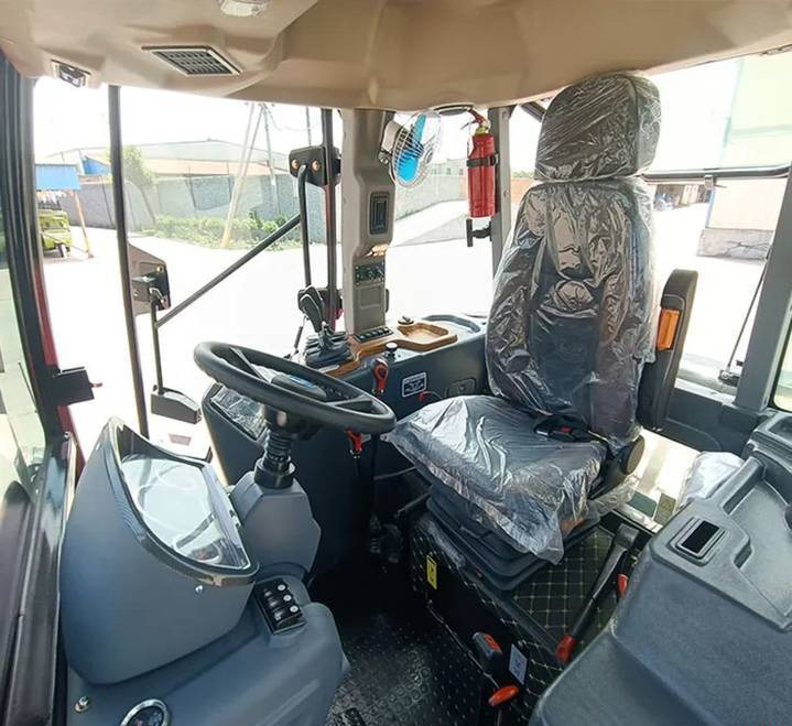 NEW MAXUS 260 HP 4x4 Tractor Warranty up to 10 YEARS НОВИЙ MAXUS 260 К.с. Трактор 4x4 Гарантія до 10 РОКІВ NOWY MAXUS 260 KM Ciągnik 4x4 Gwarancja do 10 LAT - Traktor: obrázok 4 NEW MAXUS 260 HP 4x4 Tractor Warranty up to 10 YEARS НОВИЙ MAXUS 260 К.с. Трактор 4x4 Гарантія до 10 РОКІВ NOWY MAXUS 260 KM Ciągnik 4x4 Gwarancja do 10 LAT - Traktor: obrázok 4