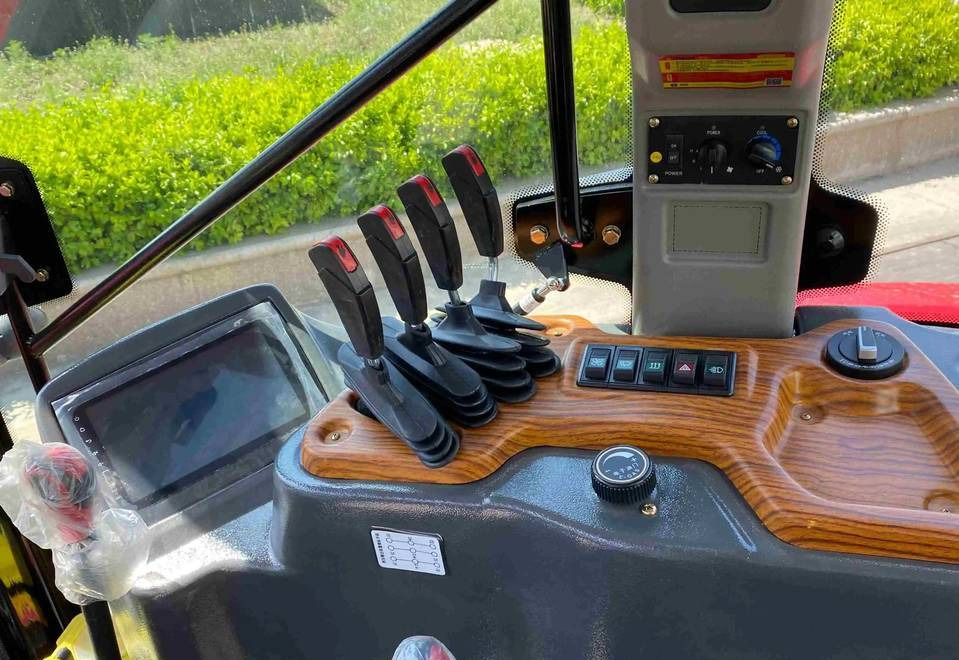 NEW Tractor 180 HP 4x4 MAXUS Warranty up to 10 Years НОВИЙ Трактор 180 К.с. 4x4 MAXUS Гарантія до 10 Років NOWY Ciągnik 180 KM 4x4 MAXUS Gwarancja do 10 LAT - Traktor: obrázok 3 NEW Tractor 180 HP 4x4 MAXUS Warranty up to 10 Years НОВИЙ Трактор 180 К.с. 4x4 MAXUS Гарантія до 10 Років NOWY Ciągnik 180 KM 4x4 MAXUS Gwarancja do 10 LAT - Traktor: obrázok 3