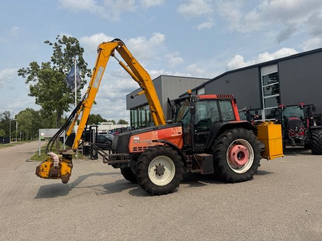 Valtra 8150 hitech met Bos maaiarm met klepelmaaier - Traktor: obrázok 2 Valtra 8150 hitech met Bos maaiarm met klepelmaaier - Traktor: obrázok 2