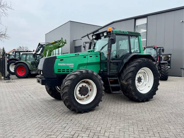 Valtra 8350 Hitech - Traktor: obrázok 2 Valtra 8350 Hitech - Traktor: obrázok 2