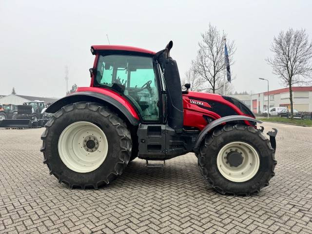 Valtra T144 Hitech - Traktor: obrázok 4 Valtra T144 Hitech - Traktor: obrázok 4