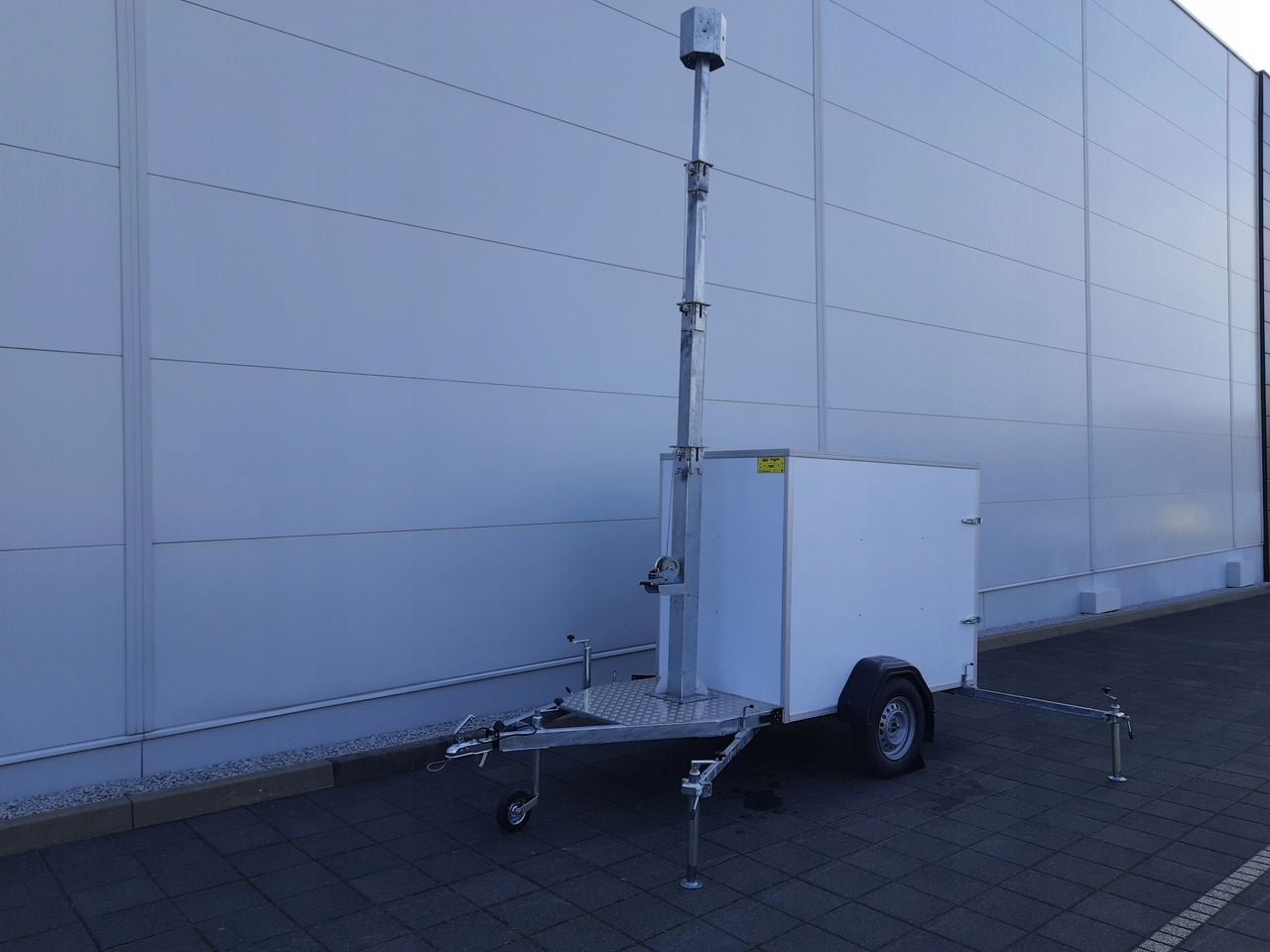 PRZYCZEPA Z MASZTEM TELESKOPOWYM DO MONITORINGU / TRAILER WITH TELESCOPIC MAST FOR MONITORING - Príves skriňové: obrázok 2 PRZYCZEPA Z MASZTEM TELESKOPOWYM DO MONITORINGU / TRAILER WITH TELESCOPIC MAST FOR MONITORING - Príves skriňové: obrázok 2