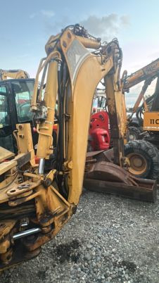 Caterpillar 428 à 13500 € HT - Rýpadlo-nakladač: obrázok 4 Caterpillar 428 à 13500 € HT - Rýpadlo-nakladač: obrázok 4