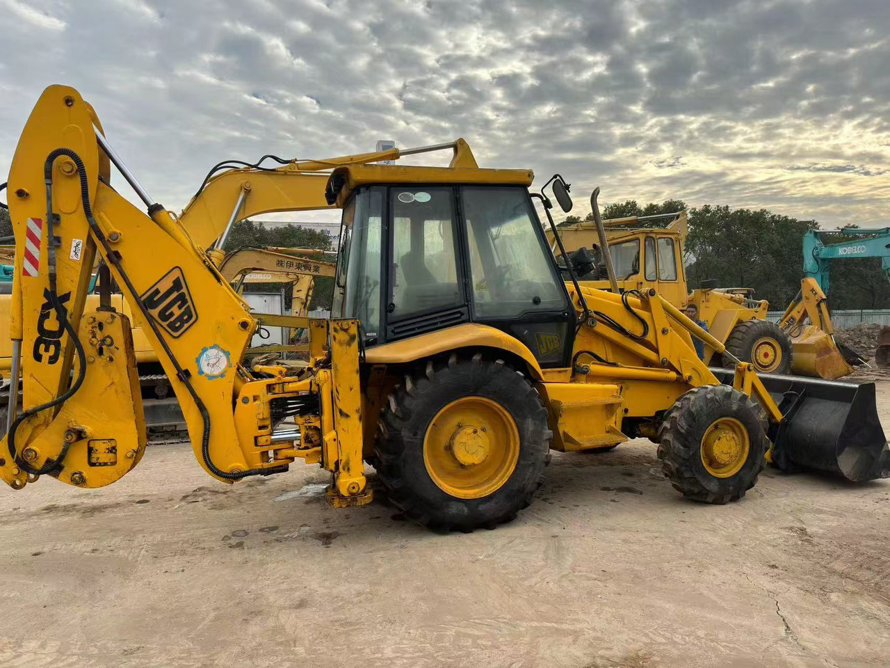 JCB 3CX - Rýpadlo-nakladač: obrázok 3 JCB 3CX - Rýpadlo-nakladač: obrázok 3