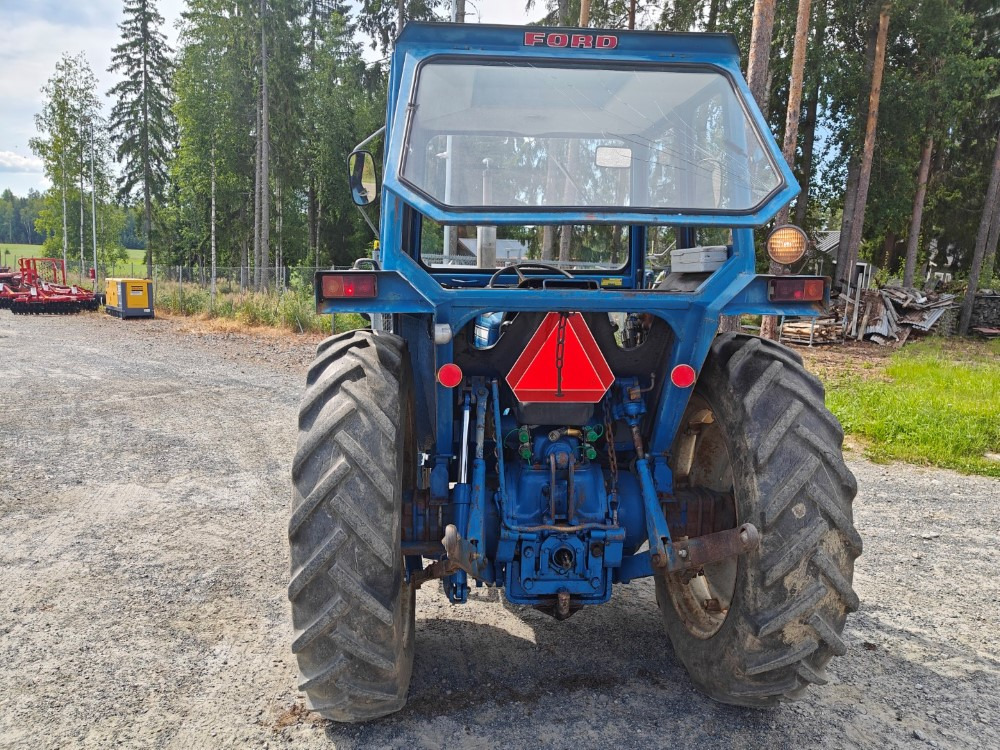 FORD 5000 traktori alkuperäiskuntoinen, Hara hytillä ja paljon hydrauliikkaa, katso video! - Traktor: obrázok 3 FORD 5000 traktori alkuperäiskuntoinen, Hara hytillä ja paljon hydrauliikkaa, katso video! - Traktor: obrázok 3