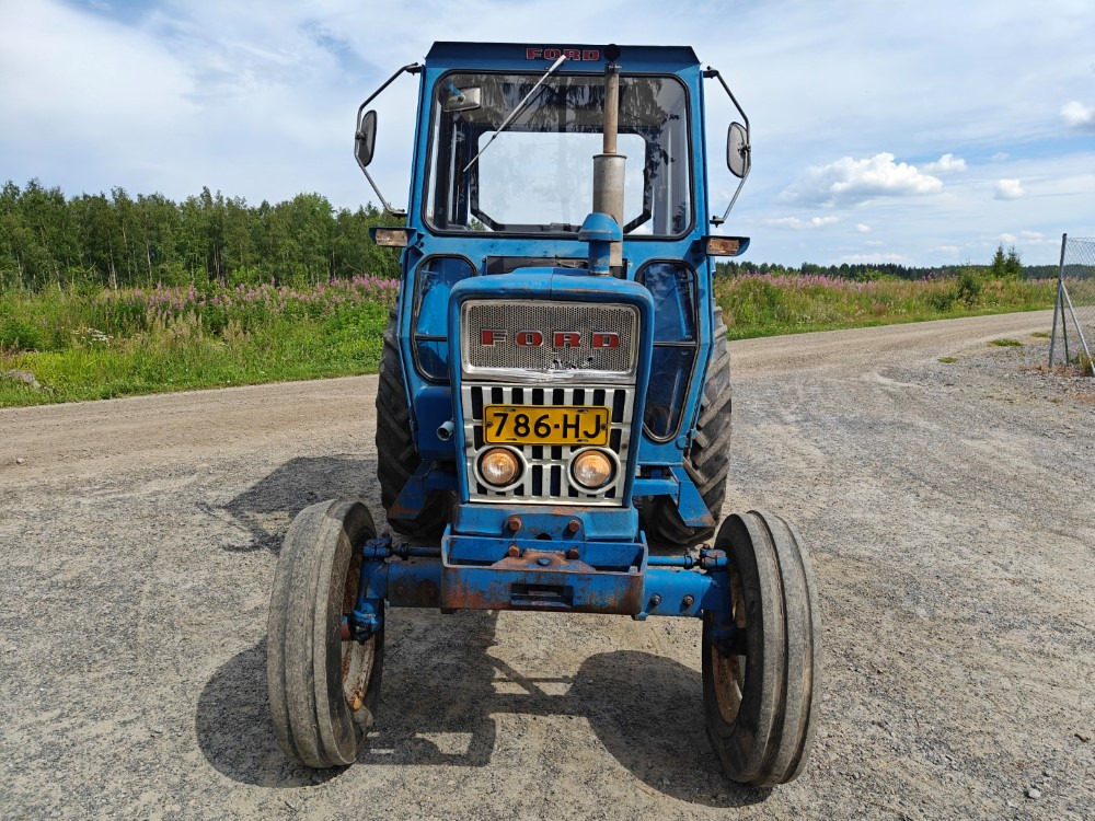 FORD 5000 traktori alkuperäiskuntoinen, Hara hytillä ja paljon hydrauliikkaa, katso video! - Traktor: obrázok 5 FORD 5000 traktori alkuperäiskuntoinen, Hara hytillä ja paljon hydrauliikkaa, katso video! - Traktor: obrázok 5