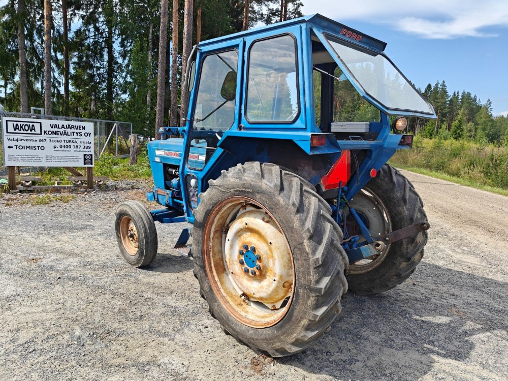 FORD 5000 traktori alkuperäiskuntoinen, Hara hytillä ja paljon hydrauliikkaa, katso video! - Traktor: obrázok 2 FORD 5000 traktori alkuperäiskuntoinen, Hara hytillä ja paljon hydrauliikkaa, katso video! - Traktor: obrázok 2