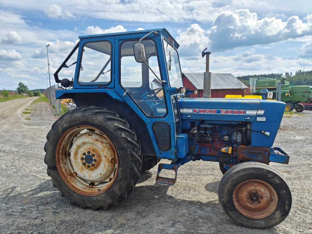 FORD 5000 traktori alkuperäiskuntoinen, Hara hytillä ja paljon hydrauliikkaa, katso video! - Traktor: obrázok 4 FORD 5000 traktori alkuperäiskuntoinen, Hara hytillä ja paljon hydrauliikkaa, katso video! - Traktor: obrázok 4