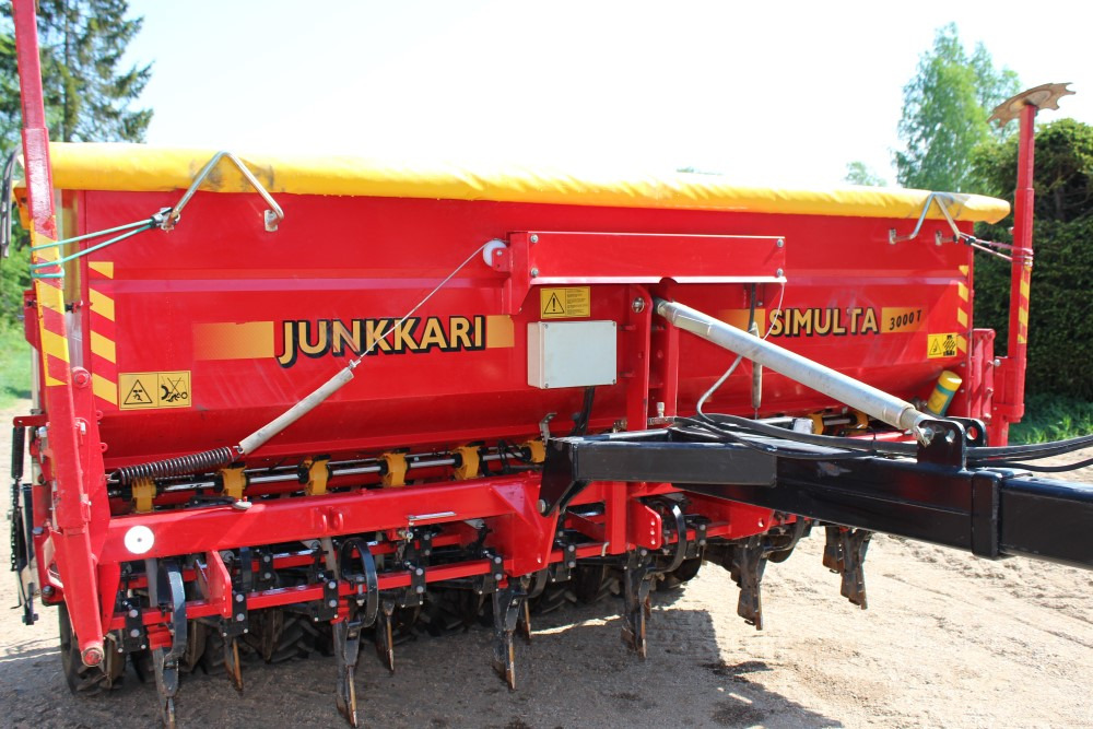 Junkkari Simulta 3000T - Siisti! Heinänsiemenlaite ja kiekkovantaat takana - Modulárny sejací stroj: obrázok 2 Junkkari Simulta 3000T - Siisti! Heinänsiemenlaite ja kiekkovantaat takana - Modulárny sejací stroj: obrázok 2
