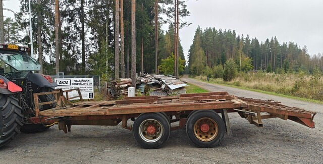 Koneenkuljetuslavetti - hydraulinen - VIDEO - Poľnohospodársky príves: obrázok 3 Koneenkuljetuslavetti - hydraulinen - VIDEO - Poľnohospodársky príves: obrázok 3