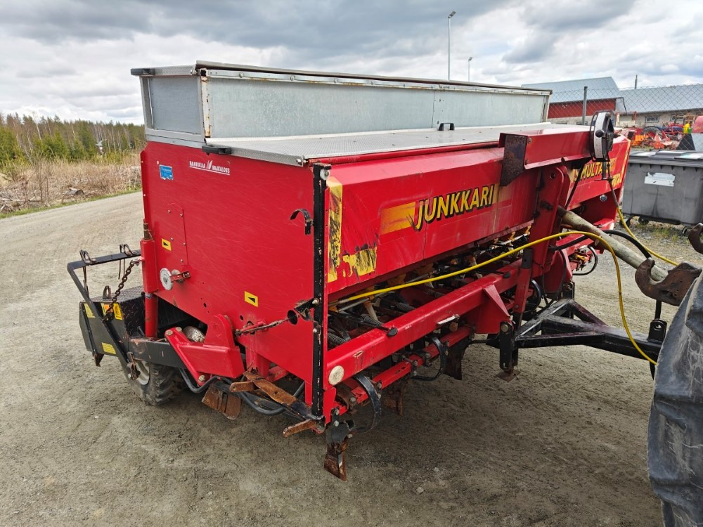 Simulta-Junkkari 3000T - takapyöräkone - kiekkovantaat takana - Modulárny sejací stroj: obrázok 5 Simulta-Junkkari 3000T - takapyöräkone - kiekkovantaat takana - Modulárny sejací stroj: obrázok 5