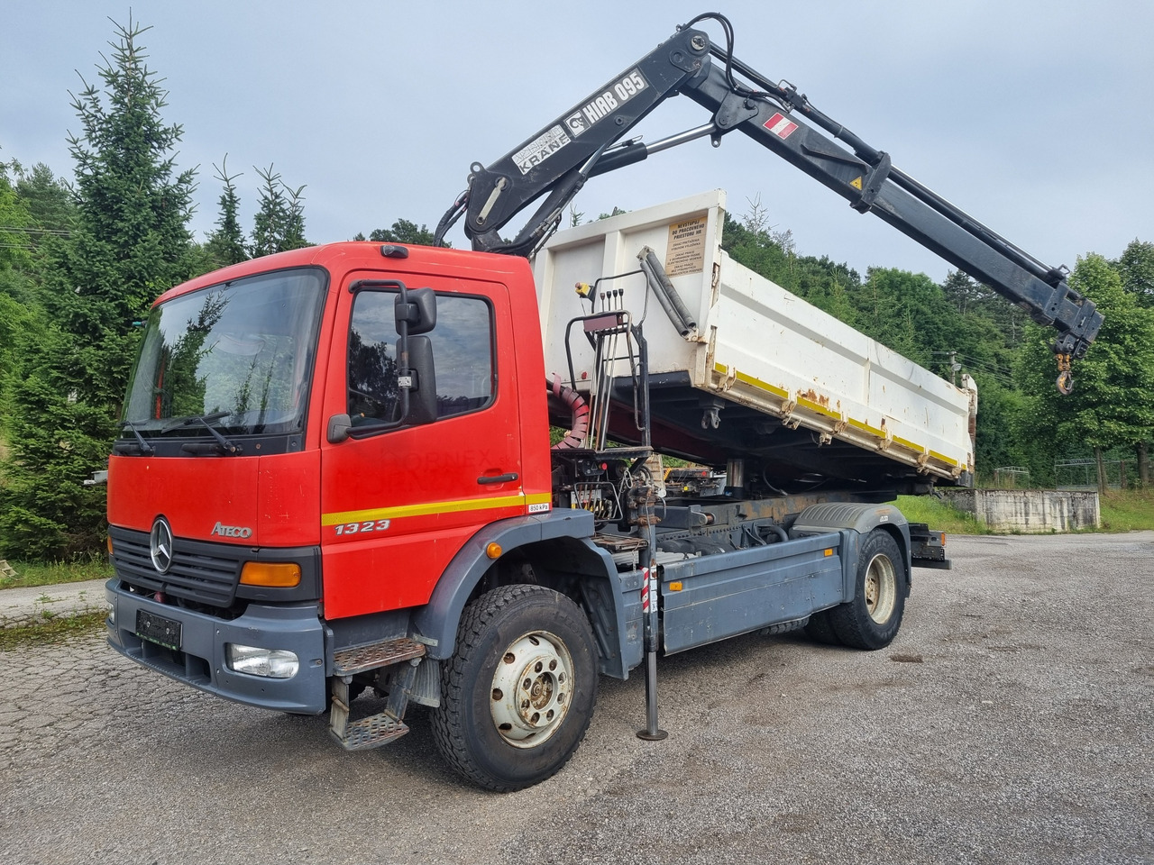 MERCEDES-BENZ ATEGO 1323 4x4 tipper + crane HIAB 095 - Sklápač, Auto s hydraulickou rukou: obrázok 1 MERCEDES-BENZ ATEGO 1323 4x4 tipper + crane HIAB 095 - Sklápač, Auto s hydraulickou rukou: obrázok 1
