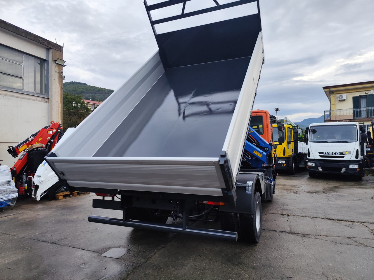 IVECO EUROCARGO 120-90L - Auto s hydraulickou rukou, Sklápač: obrázok 2 IVECO EUROCARGO 120-90L - Auto s hydraulickou rukou, Sklápač: obrázok 2