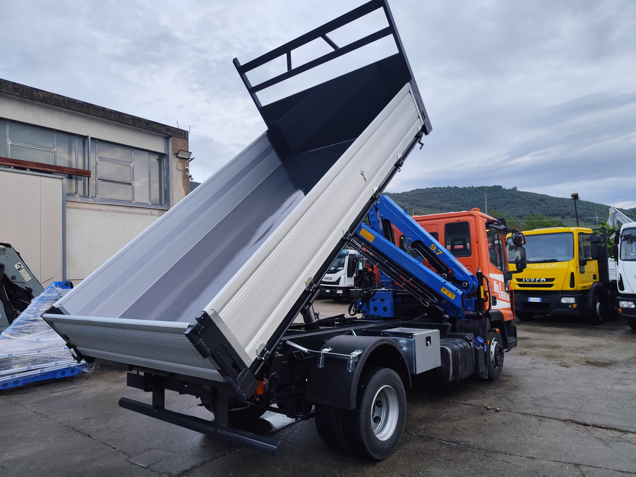 IVECO EUROCARGO 120-90L - Auto s hydraulickou rukou, Sklápač: obrázok 4 IVECO EUROCARGO 120-90L - Auto s hydraulickou rukou, Sklápač: obrázok 4