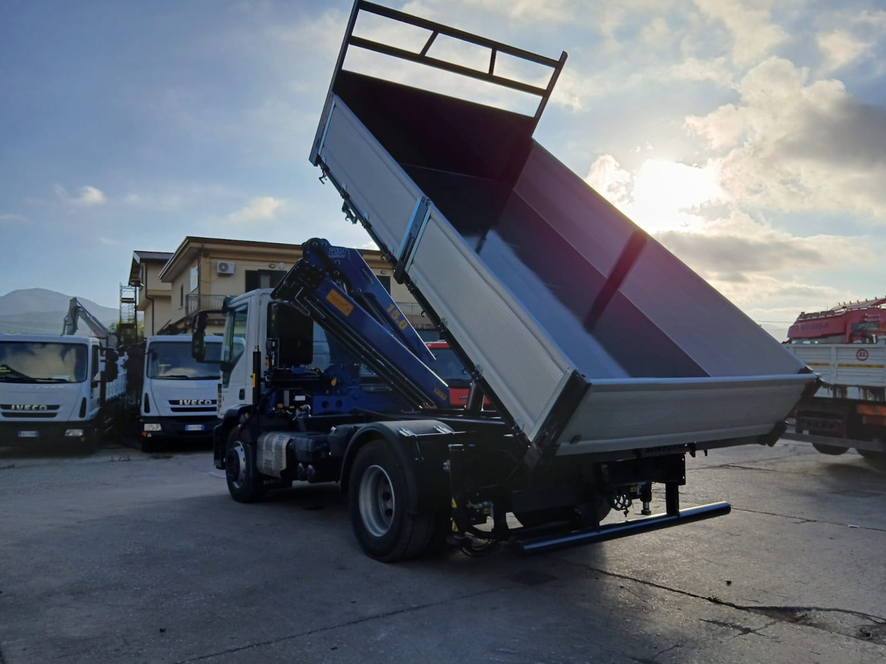 Auto s hydraulickou rukou, Sklápač IVECO EUROCARGO 180-320: obrázok 11 Auto s hydraulickou rukou, Sklápač IVECO EUROCARGO 180-320: obrázok 11