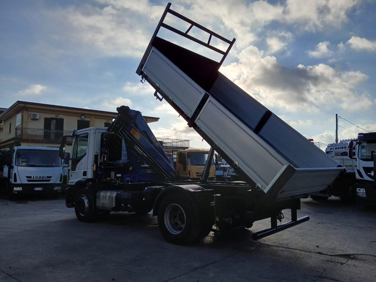 Auto s hydraulickou rukou, Sklápač IVECO EUROCARGO 180-320: obrázok 10 Auto s hydraulickou rukou, Sklápač IVECO EUROCARGO 180-320: obrázok 10