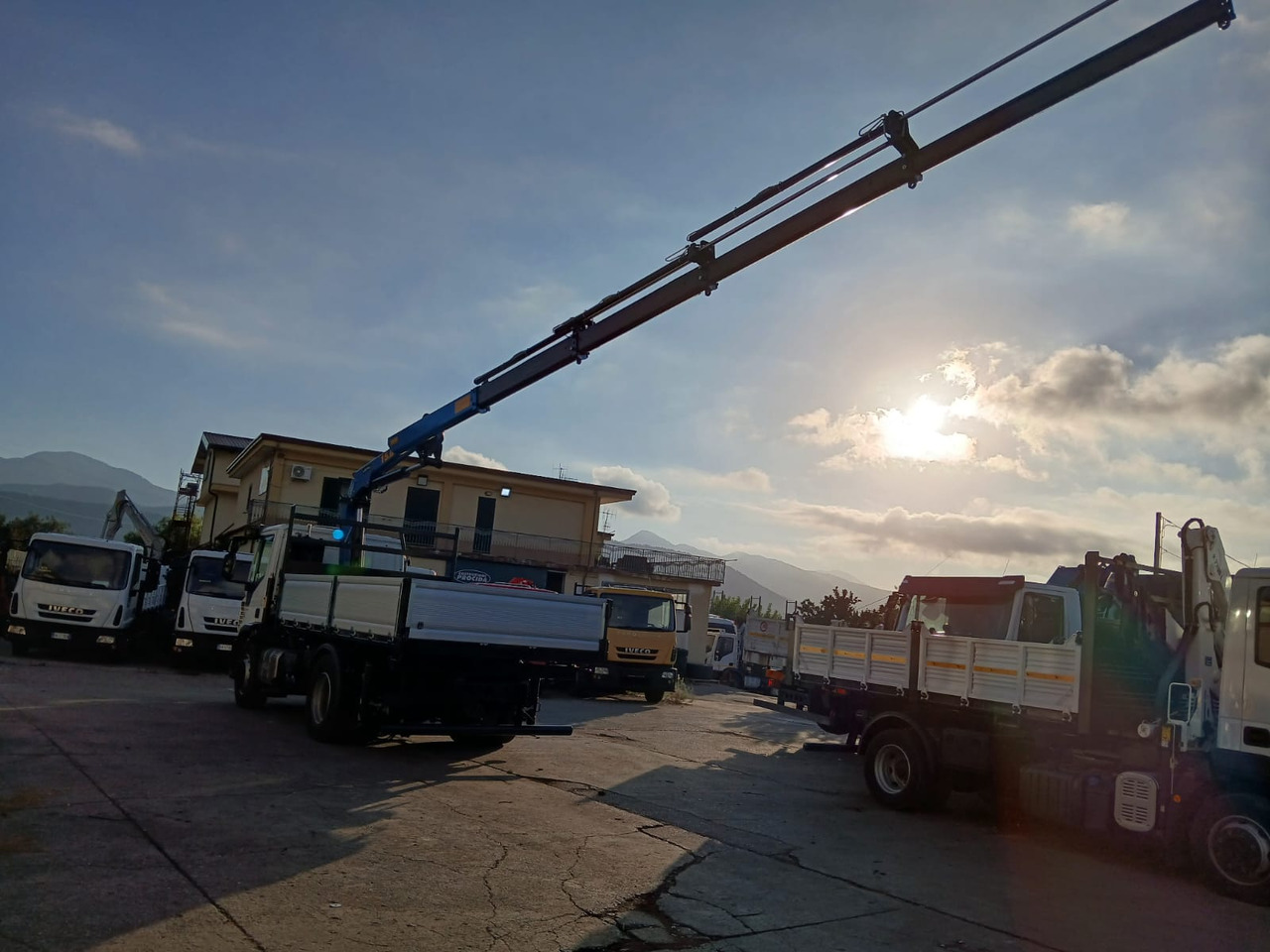 Auto s hydraulickou rukou, Sklápač IVECO EUROCARGO 180-320: obrázok 25 Auto s hydraulickou rukou, Sklápač IVECO EUROCARGO 180-320: obrázok 25