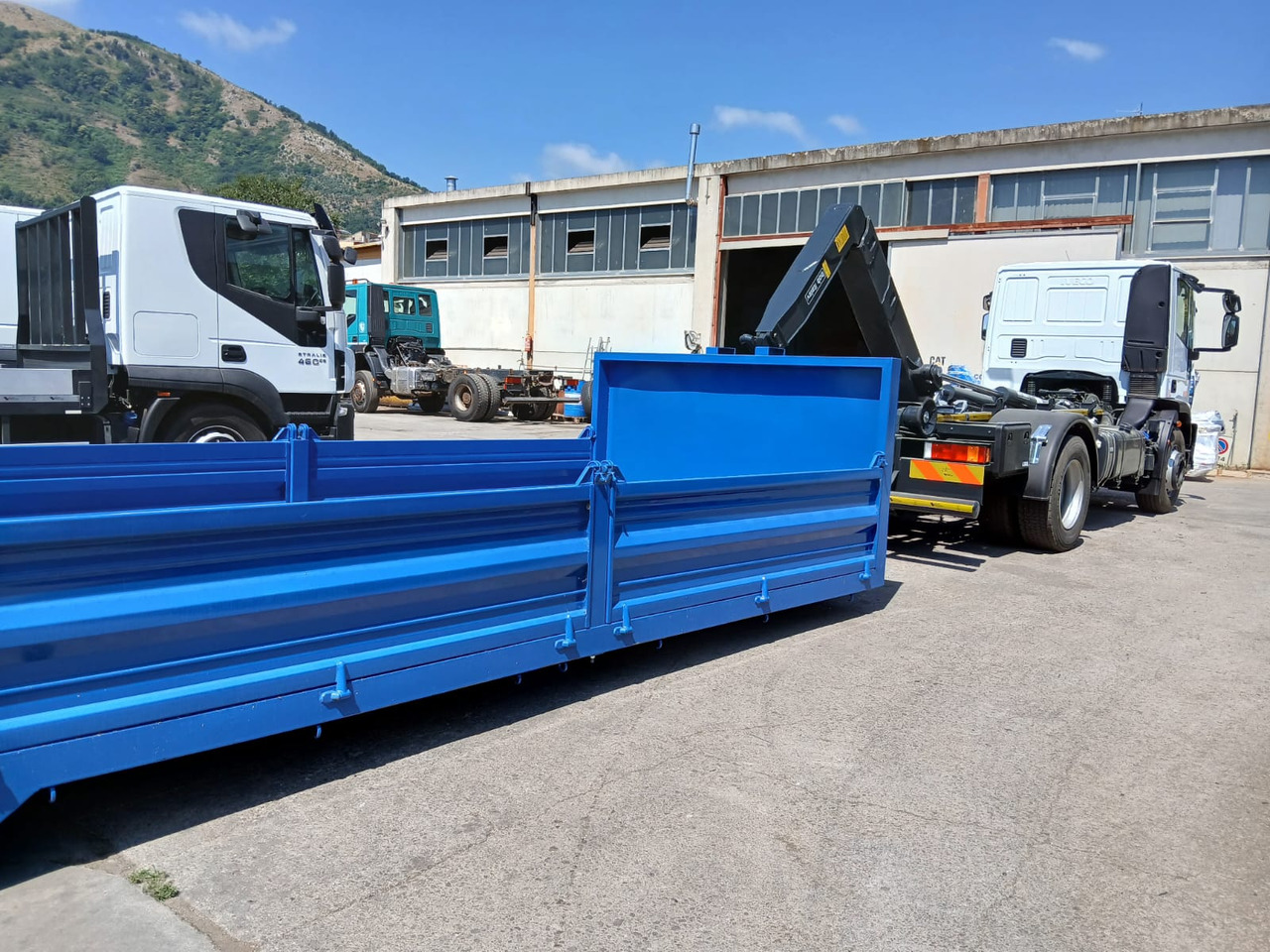 IVECO EUROCARGO 190EL25 - Hákový nosič kontajnerov: obrázok 2 IVECO EUROCARGO 190EL25 - Hákový nosič kontajnerov: obrázok 2