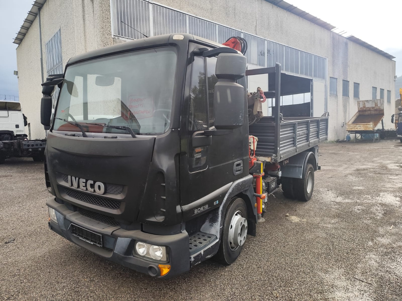 IVECO EUROCARGO 80E18 - Auto s hydraulickou rukou, Sklápač: obrázok 1 IVECO EUROCARGO 80E18 - Auto s hydraulickou rukou, Sklápač: obrázok 1