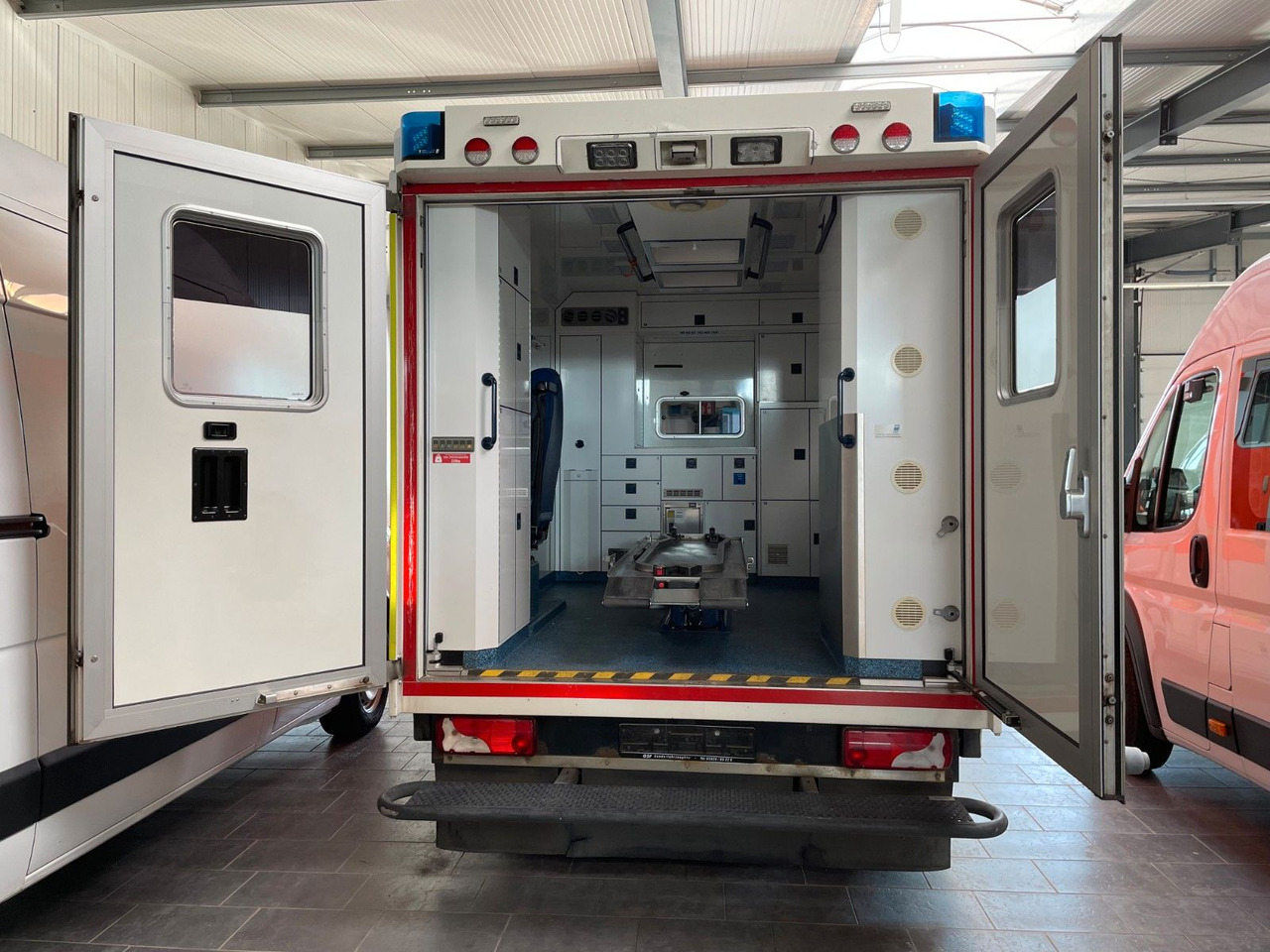 Mercedes-Benz Sprinter II Rettungswagen 519 CDI - Automobil: obrázok 4 Mercedes-Benz Sprinter II Rettungswagen 519 CDI - Automobil: obrázok 4