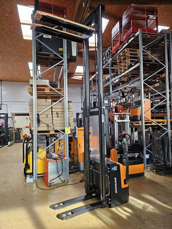 Doosan BSL 12N - Stohovač: obrázok 3 Doosan BSL 12N - Stohovač: obrázok 3