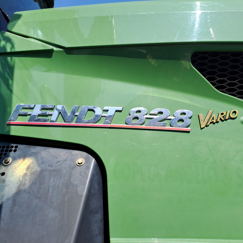 FENDT 828 VARIO PROFI PLUS - Traktor: obrázok 4 FENDT 828 VARIO PROFI PLUS - Traktor: obrázok 4